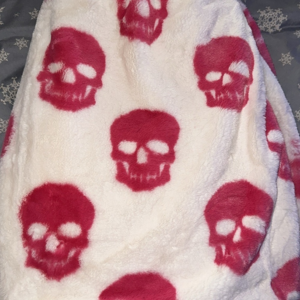 Rachel Zoe- Halloween Fuzzy Pink Skull Print Blanket - Picture 2 of 5